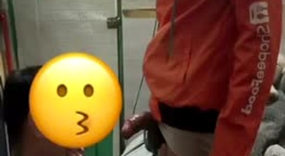 Vietnamese - Bé Hân gạ thành công anh shipper slim giấu cây chày trong quần