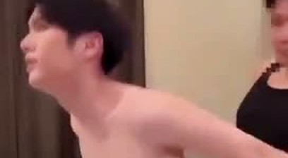 高颜值鲜肉拴脖上演饿零吃鸡