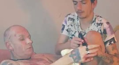Ragazzo rumeno viene sfregiato con tatuaggi veri