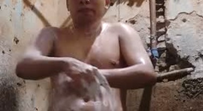 A young man taking a shower was caught on the internet.