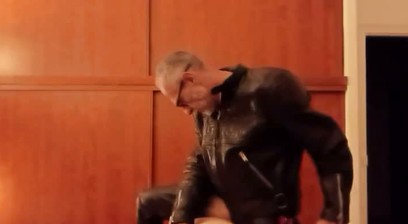 fullcuir666 joue avec son soumis