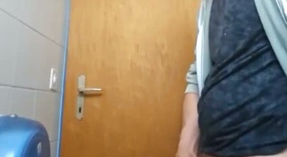 Se surveillant se branle dans les toilettes et jouit ( 3 ejacs )