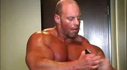 Brad Hollibaugh Flexing and Posing