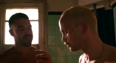 357.- Dos chicos sexys follan en el baño.