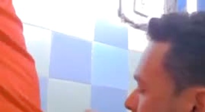 Se lo cogen en baño público