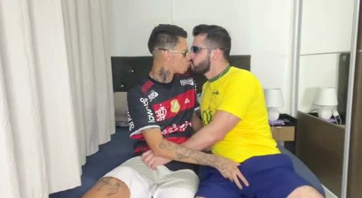 O MARIDO DA MINHA AMIGA QUIZ COMER MEU CUZINHO DEPOIS DO JOGO DO BRASIL