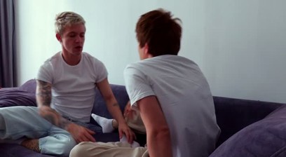 He Invited A Porn Actor For Dinner, Recognized Him And Deepthroated His Huge Cock Before Getting