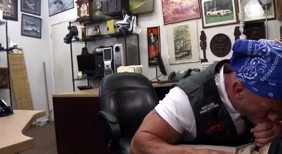 Biker daddy pawns his ass