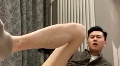Asain straight plays his asshole with toys