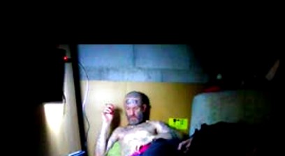 Schiavo sottomesso succhia e ingoia