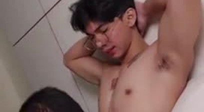 Pinoy - Trai thẳng chuppy đẹp trai xăm trổ kẹt tiền cho gay liếm láp