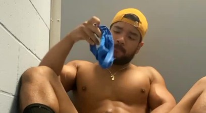 HORNY BODYBUILDER GET TURNED ON BY HIS SWEATY UNDERWEAR