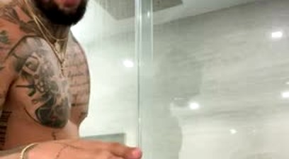 Tattooed OF model jerks and cums on livestream