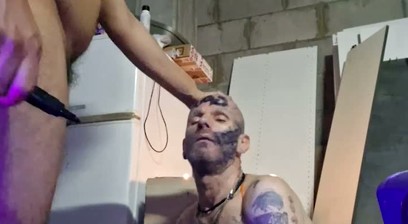 Rumeno che ama essere sottomesso e sfregiato