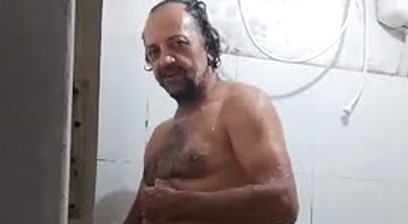 maduro pingon toma un baño