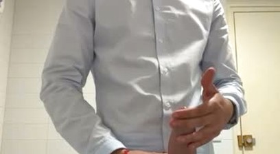 Francais grosse bite se branle au toilette