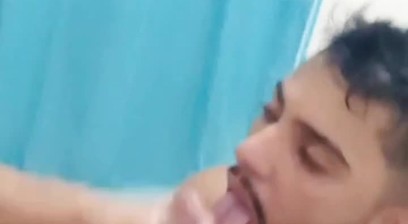 Novinho safado dando aula de como chupar um pau até tirar leite