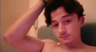 Français se branle dans sa chambre le soir avant de dormir