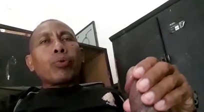 Pak Andi ngocok kontol hitam besar