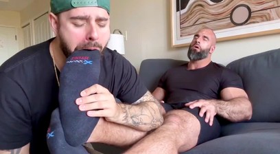 A ot feet worship with a giant guy