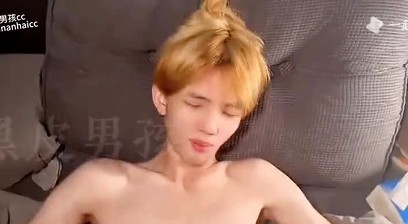 黑皮男孩无套猛操黄头发小弟弟