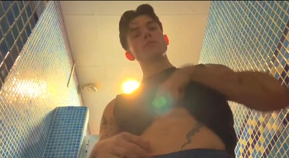 RISKY BATOR STUD IN A CLUB'S TOILET STALL