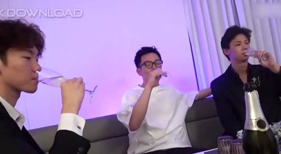 Trai đẹp phục vụ khách