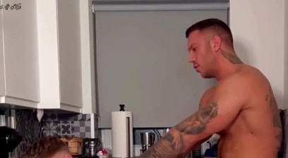 Comiendo en la cocina