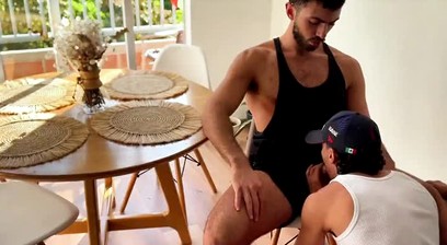 314.- Chulazo liga en el parking.