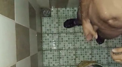 Guy takes pleasure in the bath for his wife to send the video to his wife