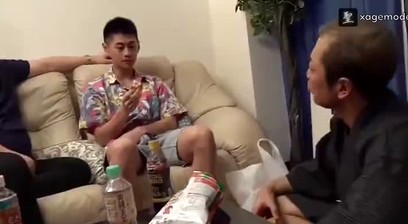 小帥哥去朋友家作客,晚上過夜時就跟朋友爸爸做愛(中文字幕)