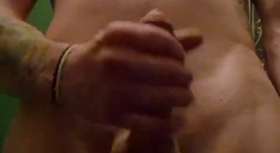 Bubbles101 Wanking with butt plug in ass to cum