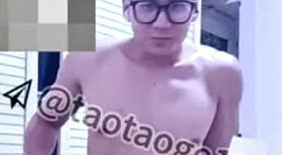 Chinese gym glasses man cumshot