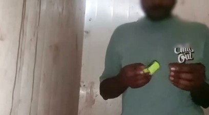 Indian public bathroom mein Jaat ka Bal banata ganda gaon ka ladka