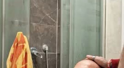 Puttana scopata con piedi è sfregiata