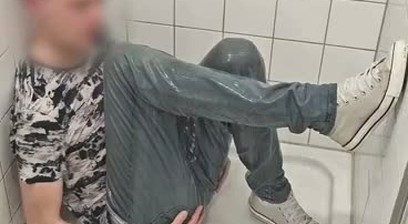 Sneaker Twink Playing under Shower
