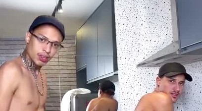 O VAGABUNDO FICOU MANJANDO MINHA ROLA, LEVOU ROLADA PRA APRENDER NO FICAR OLHANDO PAU