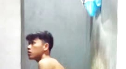 Ngintip cowok mandi badannya sixpack